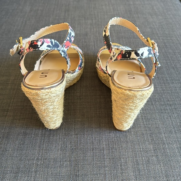NEW Unisa wedges, size 6.5. Tan with fabric design in white, navy, pink & peach. - Picture 4 of 5